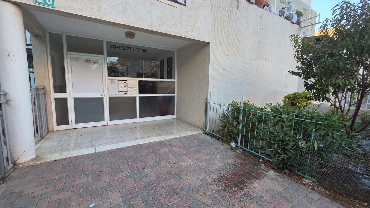דירת 4 חדרים משופצת עם מרפסת 20 מ"ר - תמונה 15