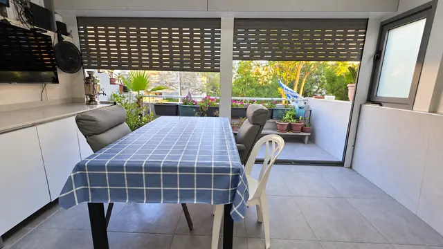 דירת 4 חדרים משופצת עם מרפסת 20 מ"ר - תמונה 3