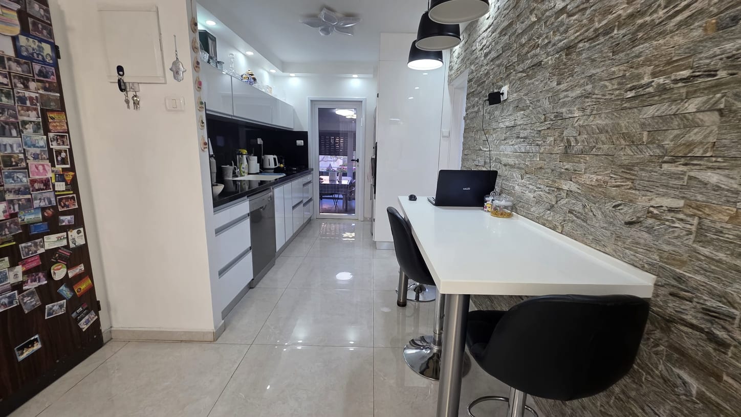 דירת 4 חדרים משופצת עם מרפסת 20 מ"ר - תמונה 5