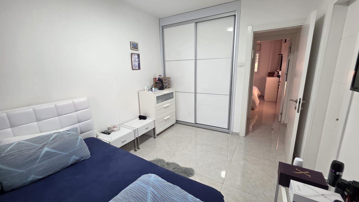 דירת 4 חדרים משופצת עם מרפסת 20 מ"ר - תמונה 8