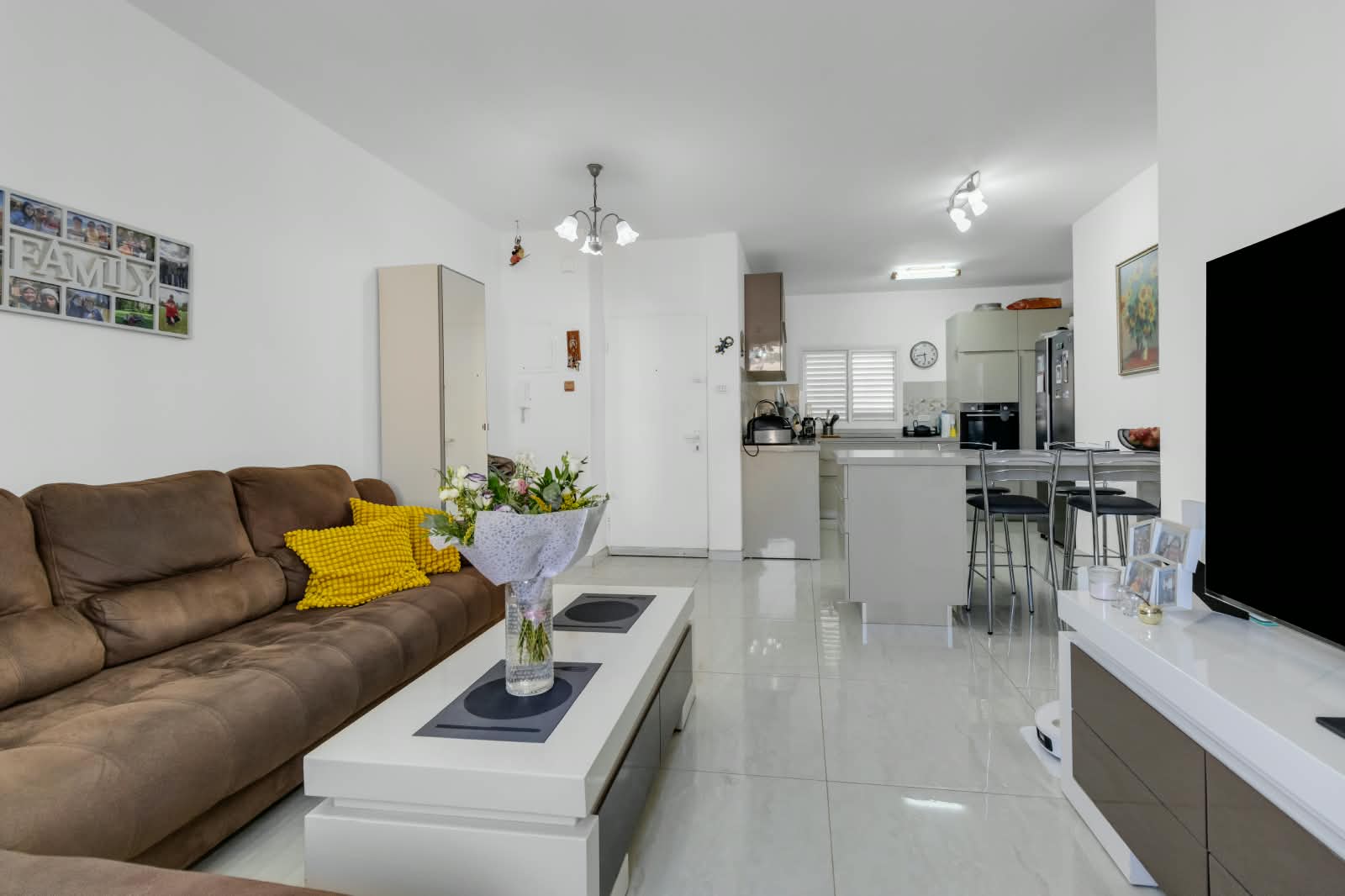 3.5 חדרים משופצת עם ממ״ד ומעלית - אביגדור המאירי 15, נווה זאב - נווה זאב - תמונה 1 מתוך 14